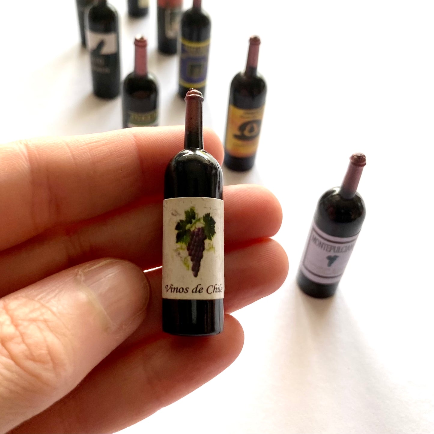 Miniature Kitchen Wine bottle 1/6 Red Wine resin food Random design Play kitchen Dolls kitchenware - Blacksparrowuk