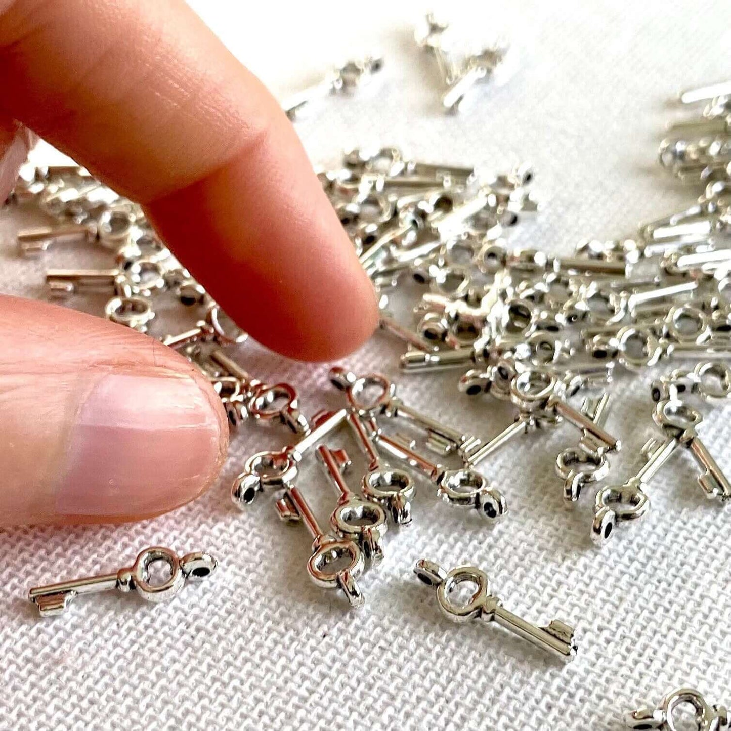 Mini key charms Dollhouse miniatures Antique Silver Tiny key pendants - Blacksparrowuk
