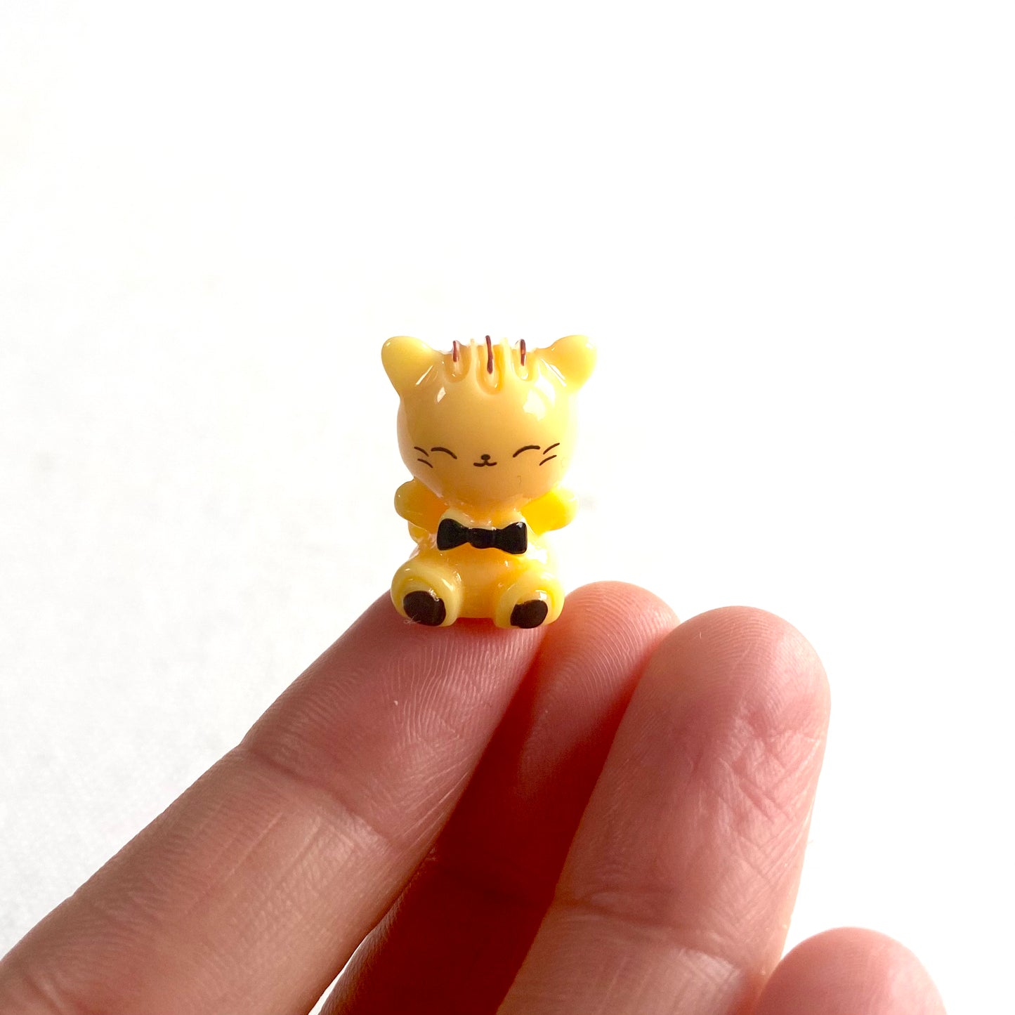 Kawaii Tiny Cats set of 2 white and yellow 16mm x 14mm Terrarium Fairy Garden Figurines - Blacksparrowuk