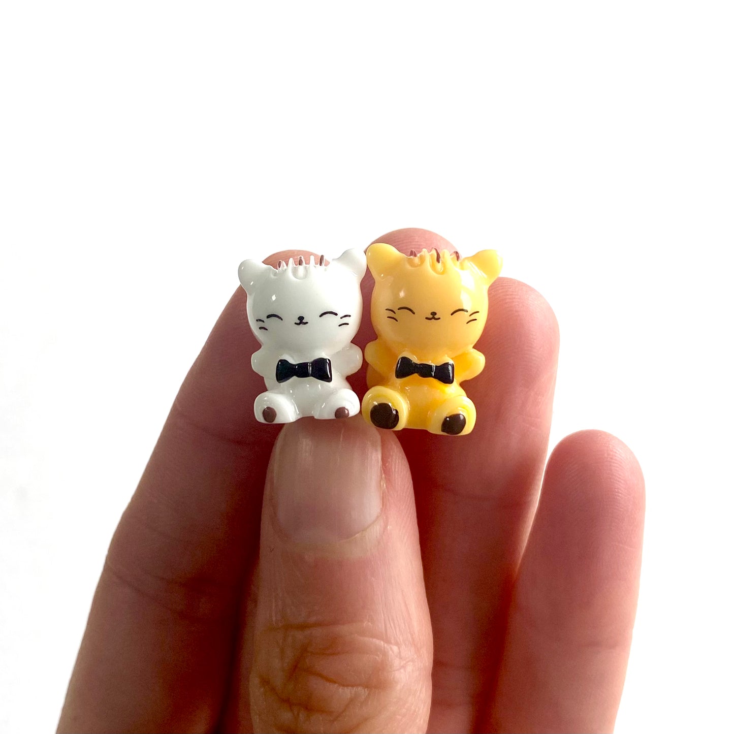 Kawaii Tiny Cats set of 2 white and yellow 16mm x 14mm Terrarium Fairy Garden Figurines - Blacksparrowuk
