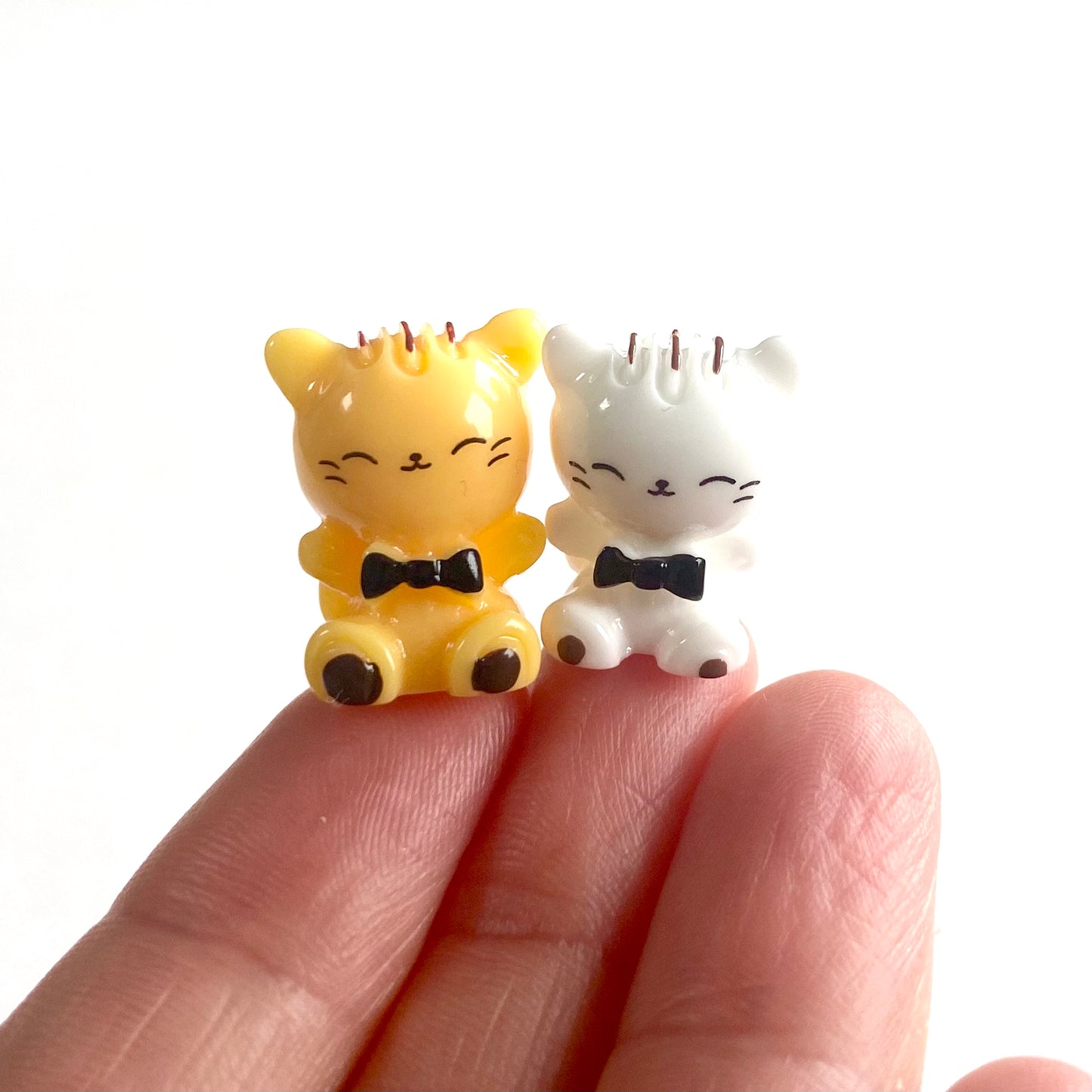 Kawaii Tiny Cats set of 2 white and yellow 16mm x 14mm Terrarium Fairy Garden Figurines - Blacksparrowuk