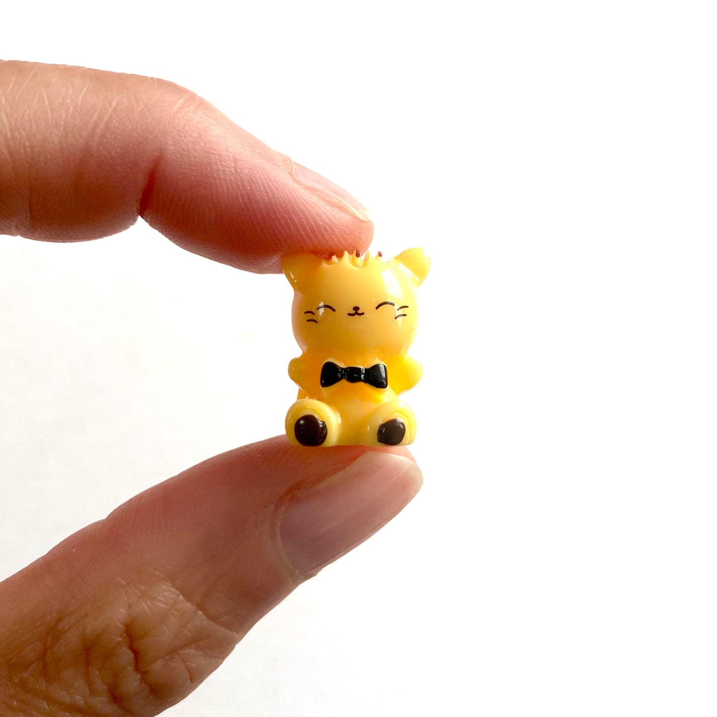 Kawaii Tiny Cats set of 2 white and yellow 16mm x 14mm Terrarium Fairy Garden Figurines - Blacksparrowuk