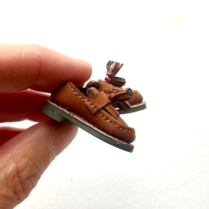 Miniature brown leather tassel shoes