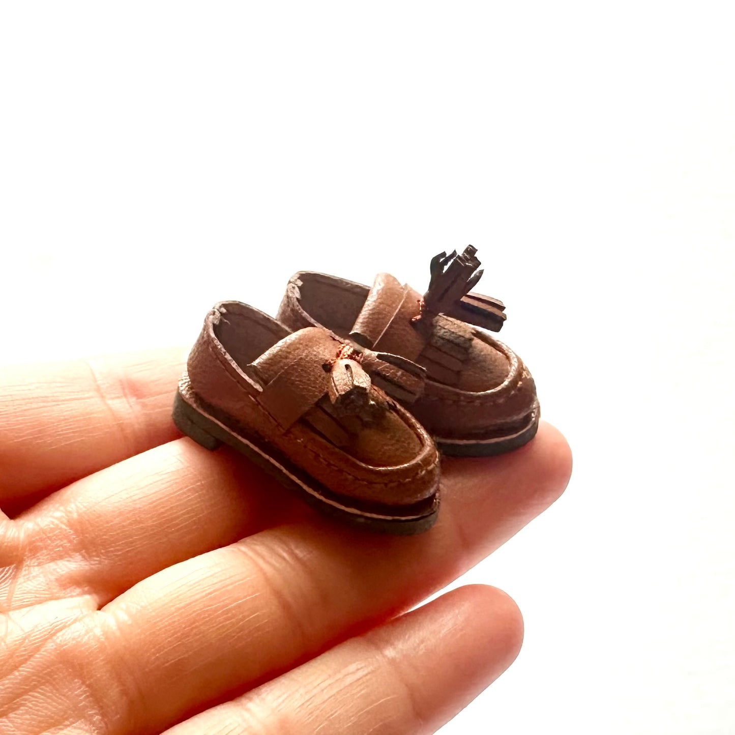 Miniature brown leather tassel shoes