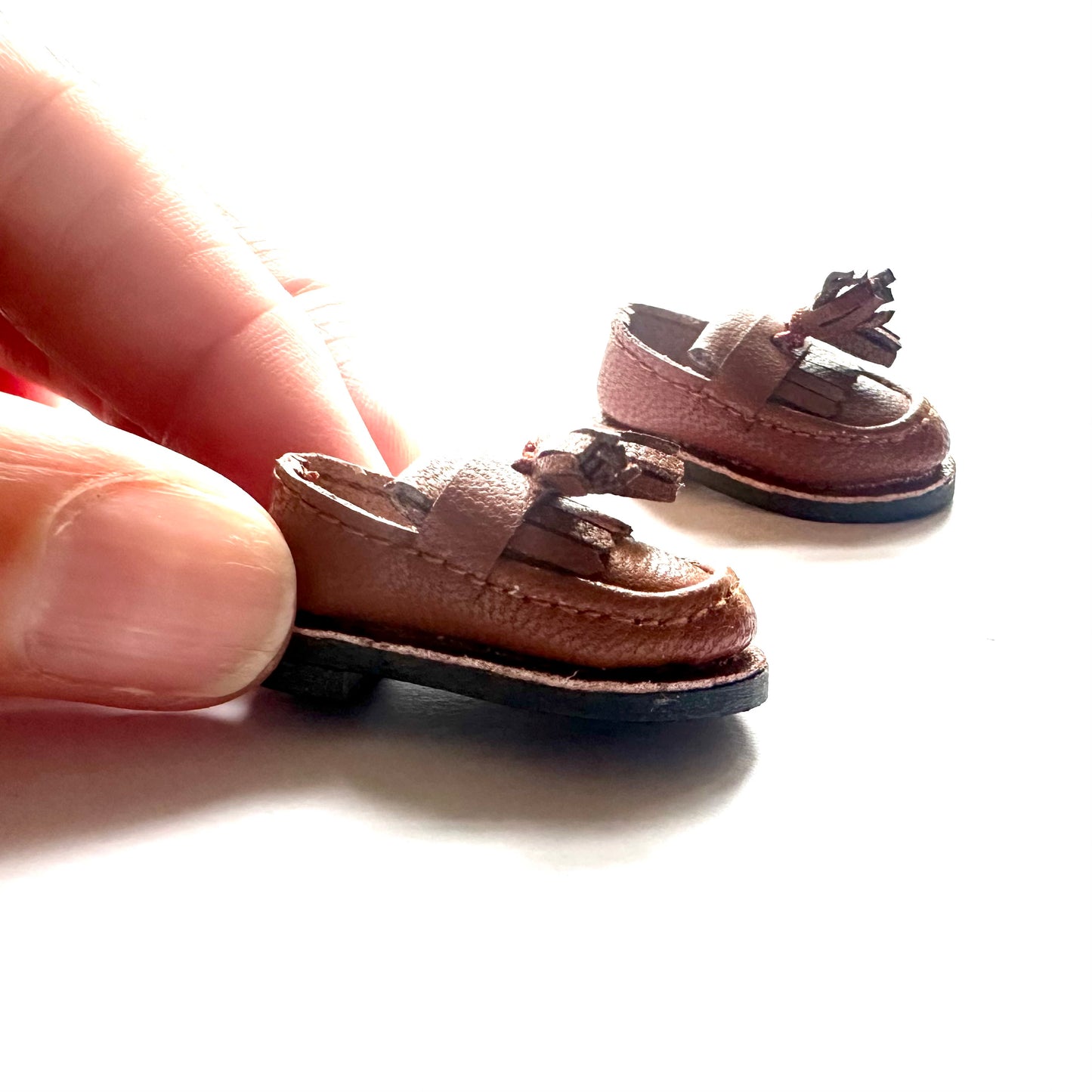 Miniature brown leather tassel shoes