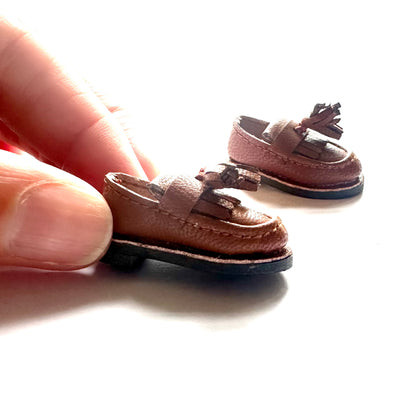 Miniature brown leather tassel shoes