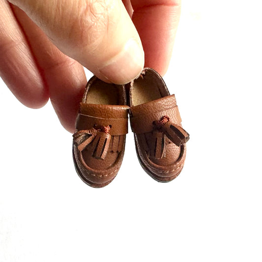 Miniature brown leather tassel shoes