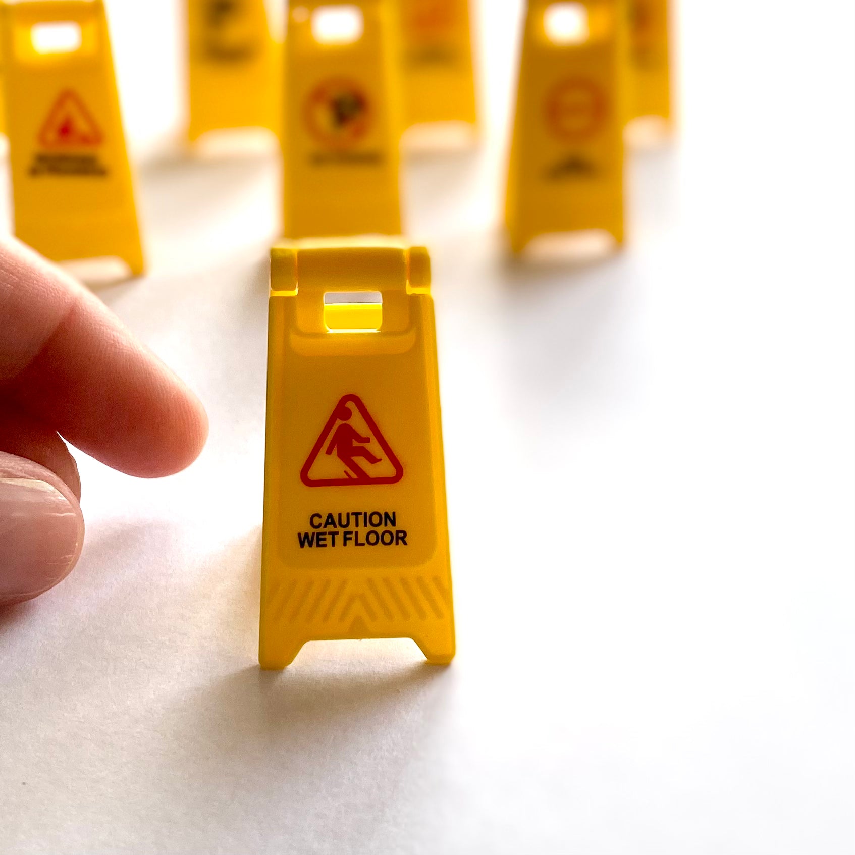 Custom Mini Caution Sign Miniature Warning sign Mini floor Caution sign Yellow plastic 1/12