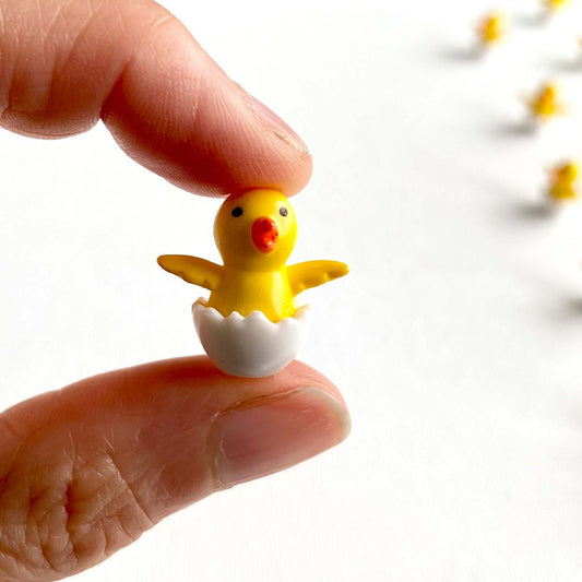 Tiny Chicks resin 18mm miniature chicken in cracked egg figurine UK seller Dollhouse miniature - Blacksparrowuk