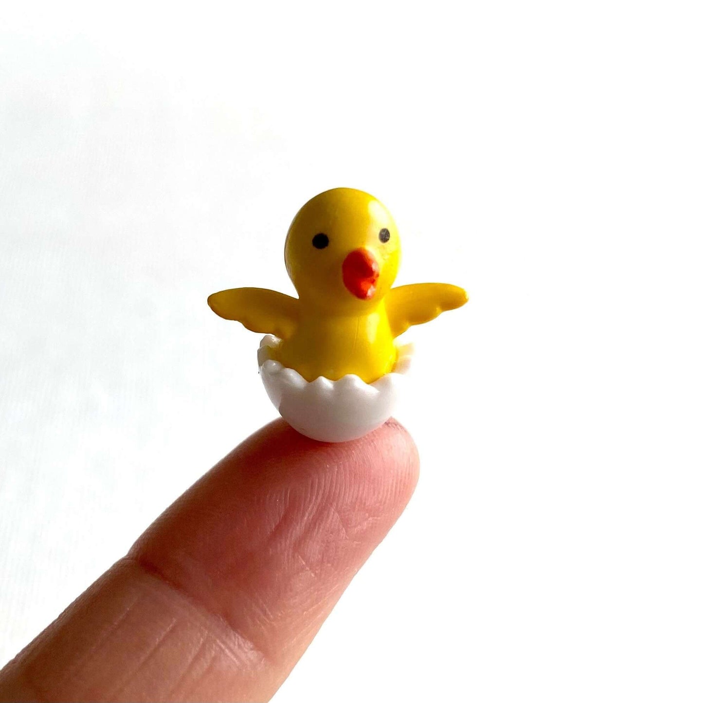 Tiny Chicks resin 18mm miniature chicken in cracked egg figurine UK seller Dollhouse miniature - Blacksparrowuk