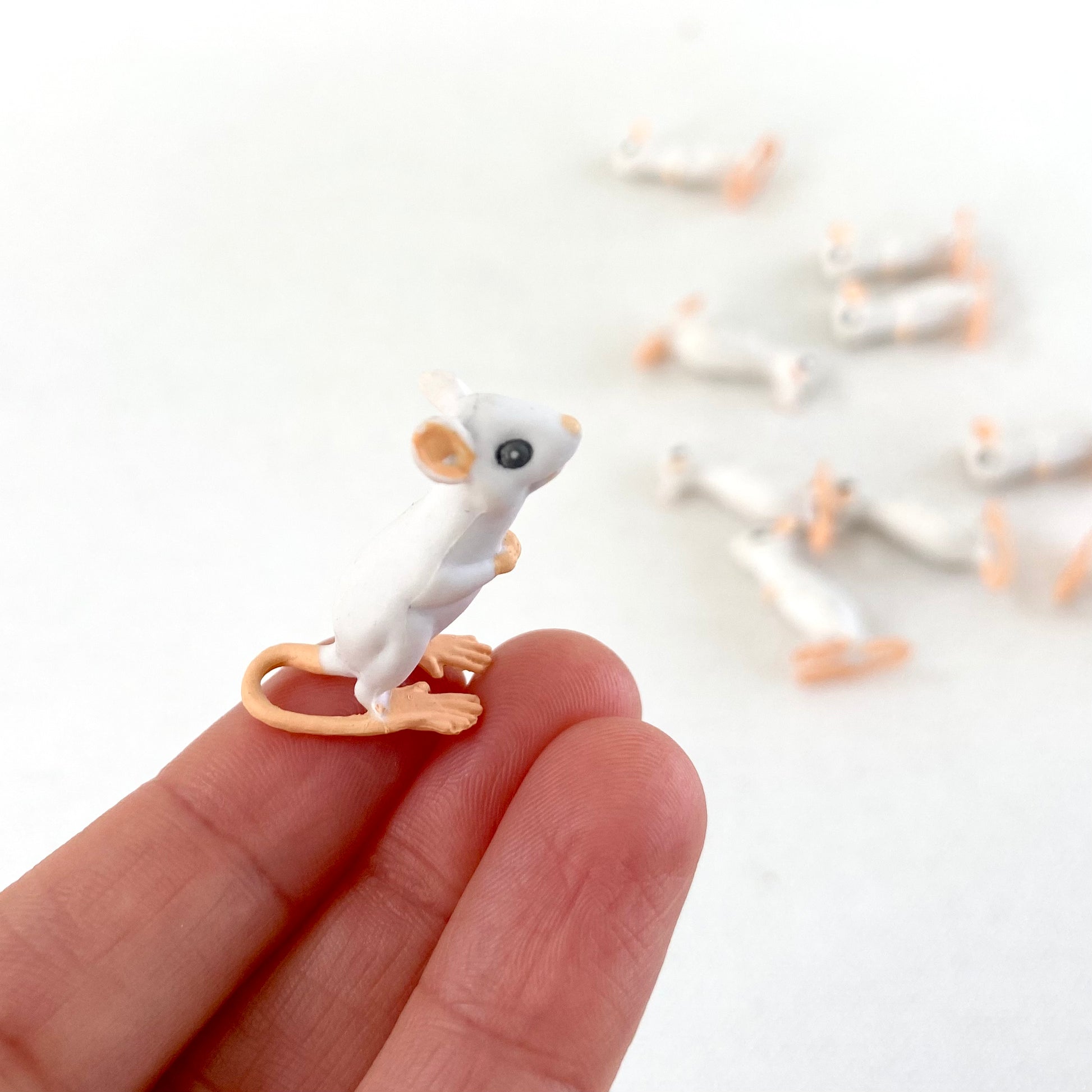 Miniature Mouse resin figurine 28mm x 20mm Fairy garden Dollhouse miniature - Blacksparrowuk